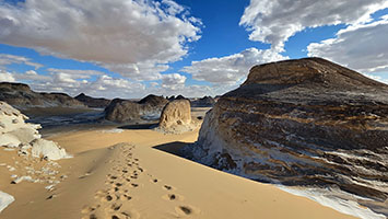 Rocce e dune nel 'deserto bianco'